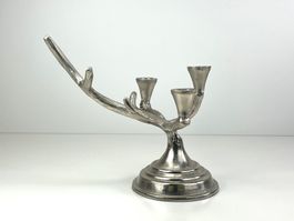 Dreiflammiger Kerzenleuchter aus Metall in Geweihform