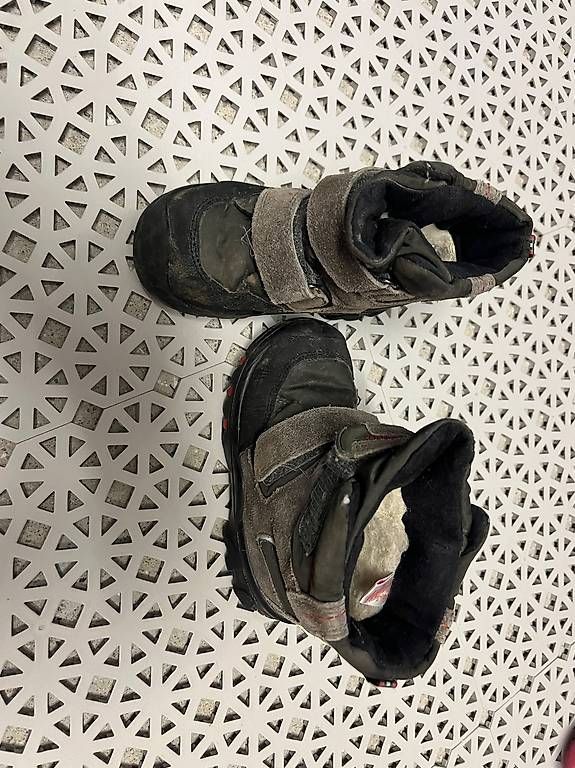 Scarpe per ragazzi: Div. Schuhe je 1.- – Usato da Aefligen venduto da Biienli 1