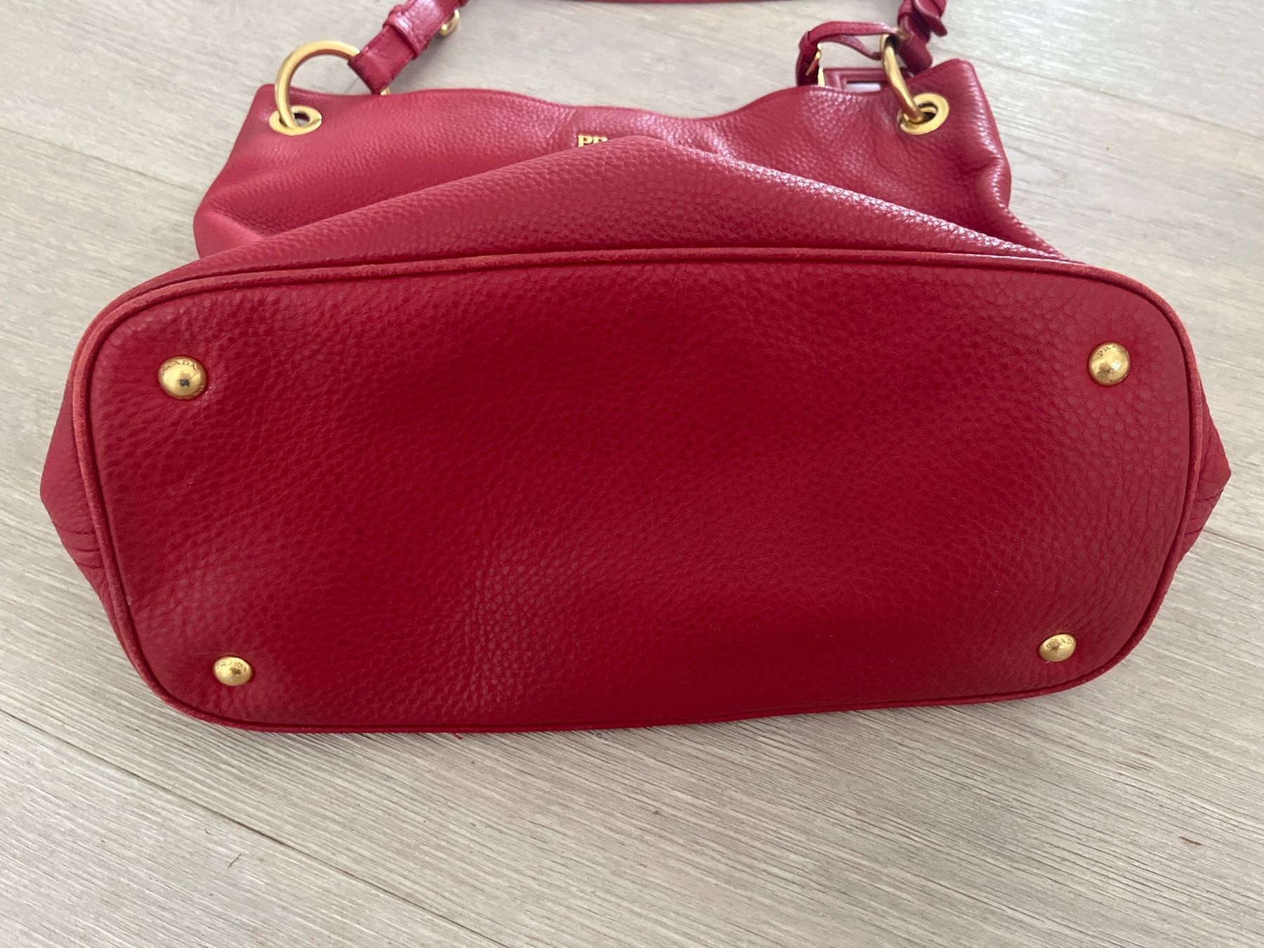 Prada Borse da donna: Neuwertige Prada Tasche, dunkelrot – Usato da Russikon venduto da Jamiee 5