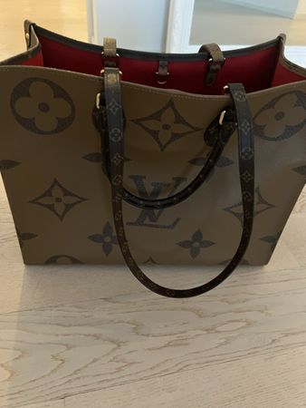 Louis Vuitton ONTHEGO MM Tote Bag - Stylish and Chic!