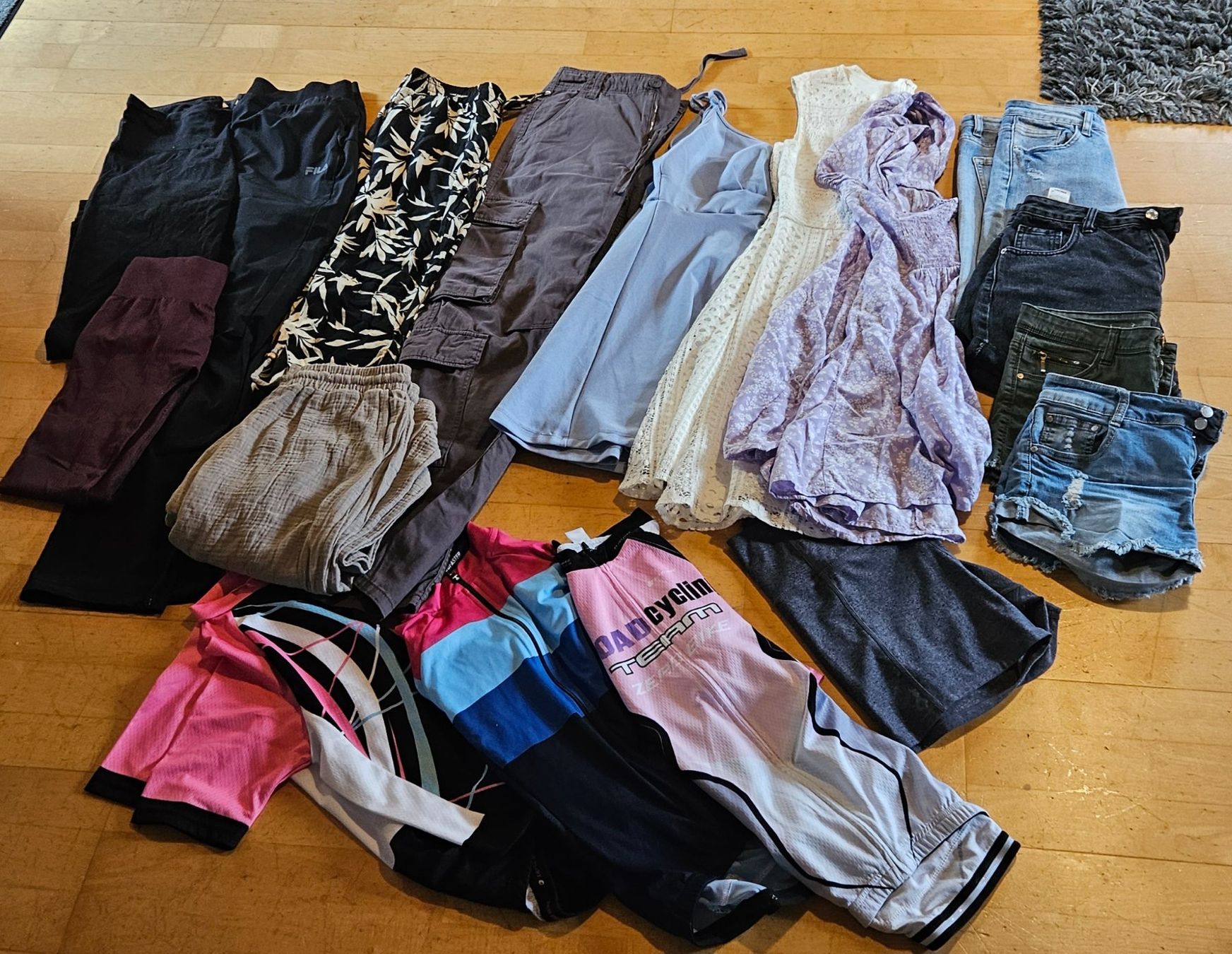 Lotti di vestiti: Damenkleiderset in Grösse M – Usato da Oltingen venduto da Jo76