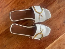 Schicke weisse Sandalen mit goldener Schnalle, Gr. 38