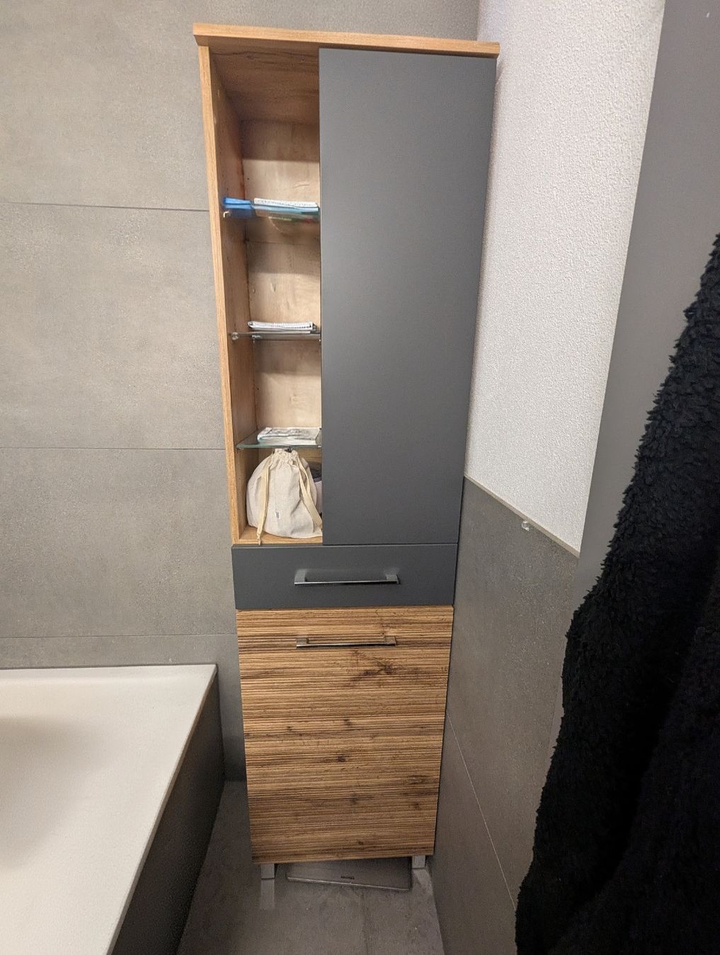 Mömax Armadi: Hochschrank für Badezimmer Anthrazit/Eichenfarbig – Usato da Schwyz venduto da xxniina