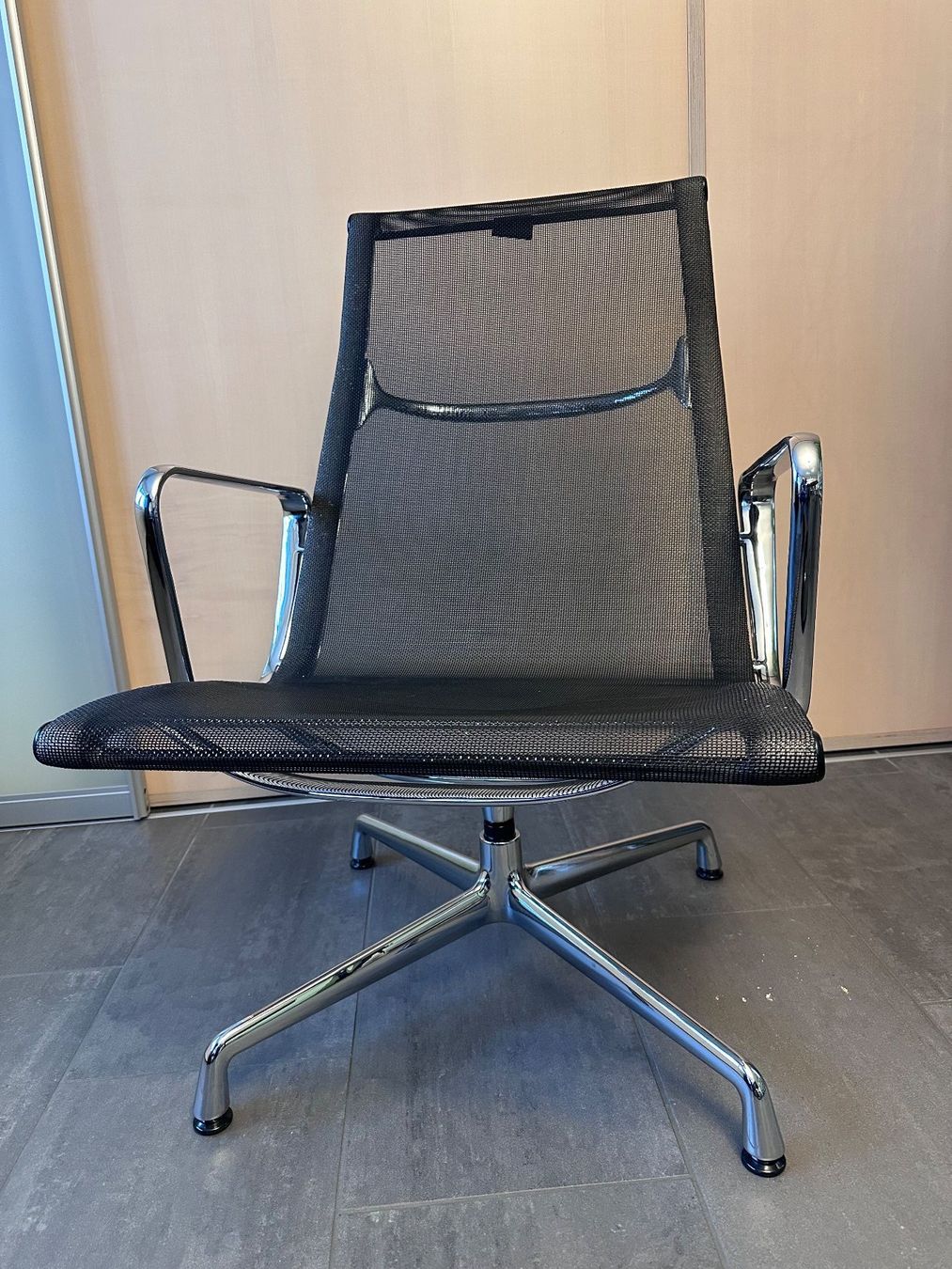 Vitra Poltrone: Vitra Alu Chair Eames EA 116 mit Netzgewebe – Usato da Emmenbrücke venduto da Dsfan