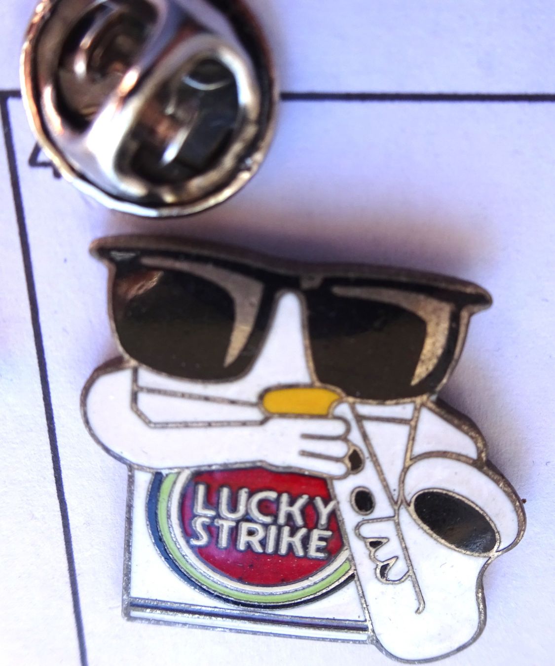 Placchette & Badge: Pin LUCKY STRIKE  Sagsphon – Usato da Utzenstorf venduto da BUtter81