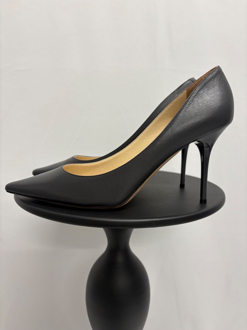Jimmy Choo Damenschuhe: Jimmy Choo Pumps grau Leder 40 spitz 9cm – Neu und originalverpackt aus Regensdorf von secondchancefashion