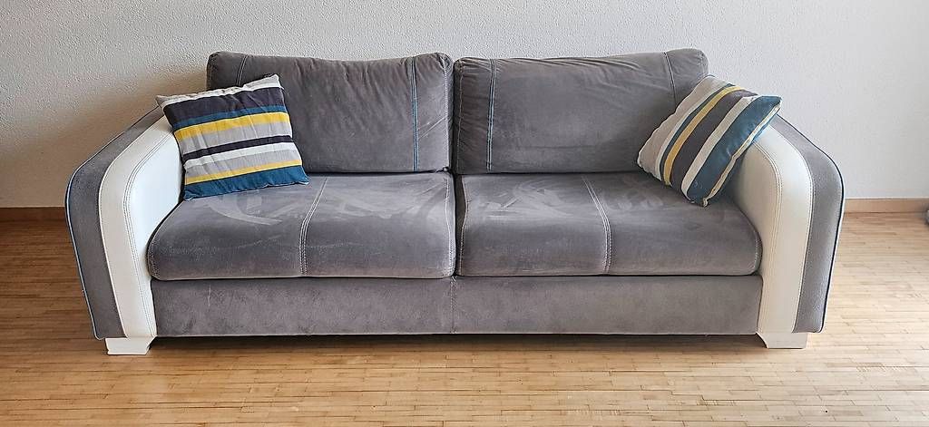 Divani: Zwei Sofas, ein Sessel, ein Fernsehständer, eine Standlampe – Usato da Enggistein venduto da onu_7c28