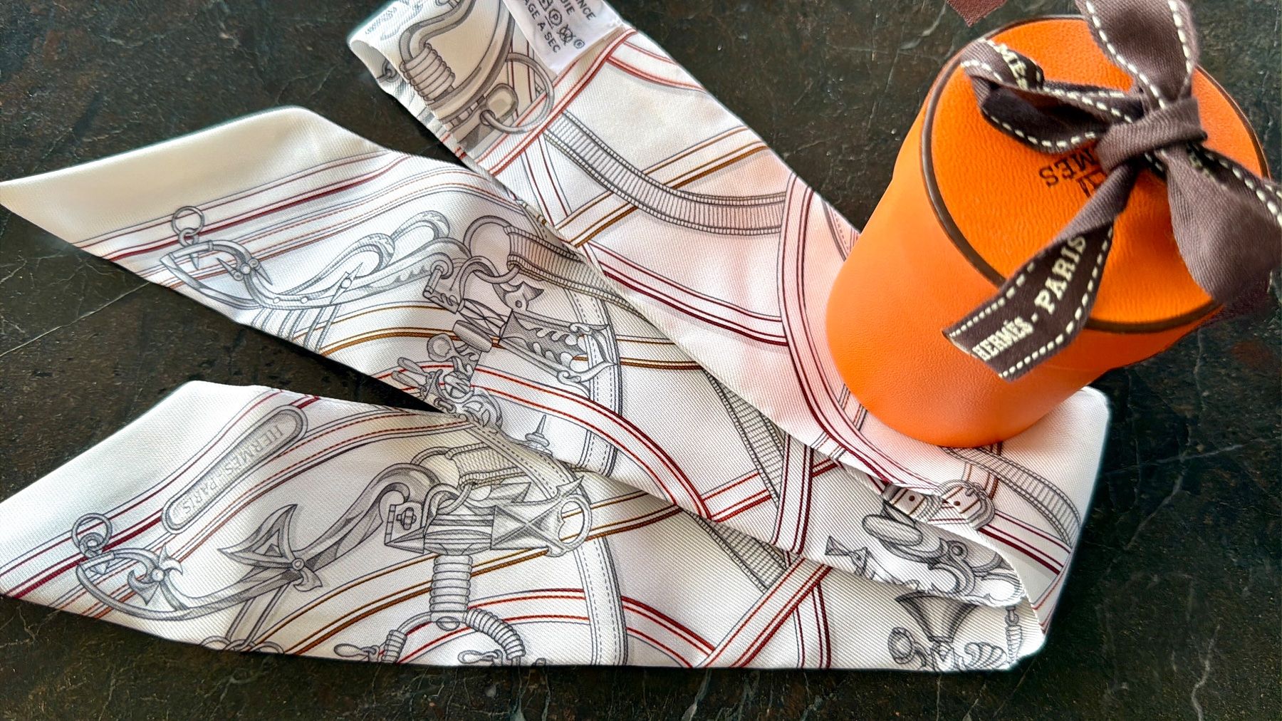 Hermès Foulards & écharpes: Twilly von Hermes – Neuf (Voir description) à Meilen par cle_vj8t 1