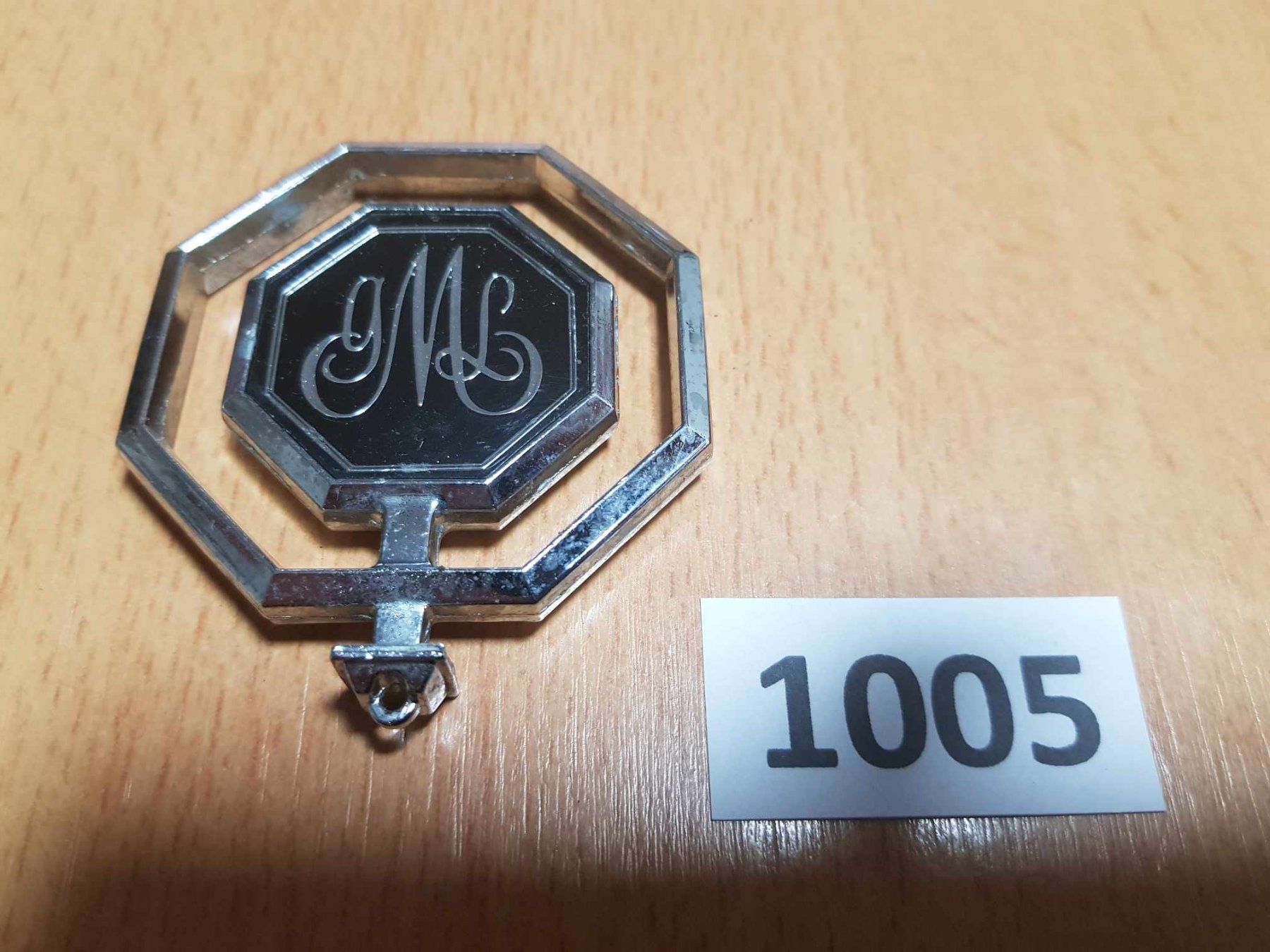 Tutti pezzi di ricambio auto: Motorhaube Hauben Emblem M – Usato da Niedergösgen venduto da usc_l8gm