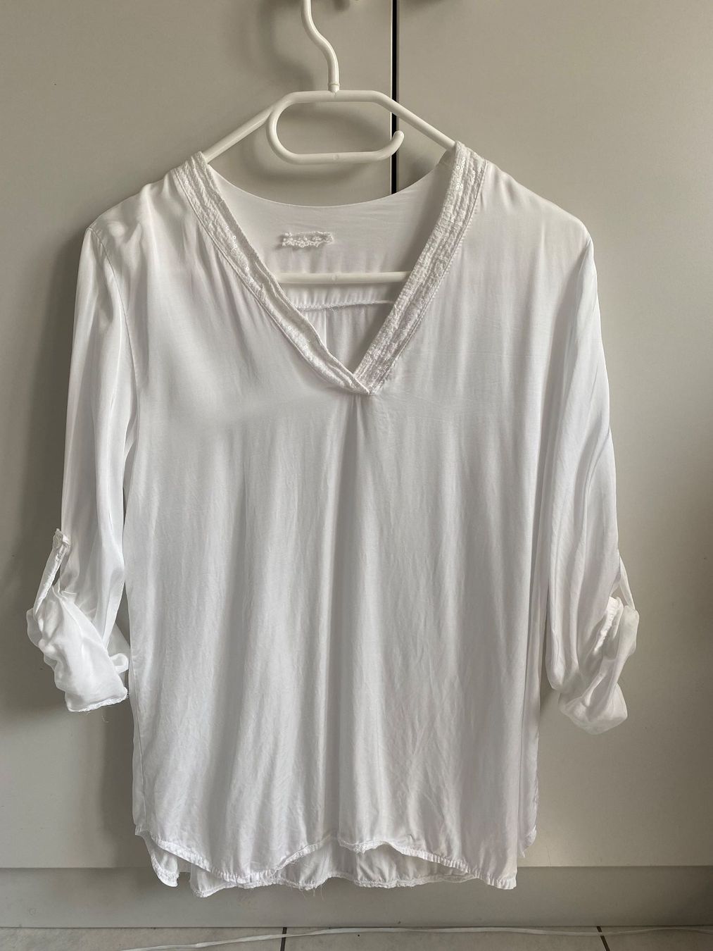 Blusen: Satin Bluse mit Paillettendekor - Weiss - Grösse ca. 3 – Gebraucht aus Eschenbach SG von Peachick