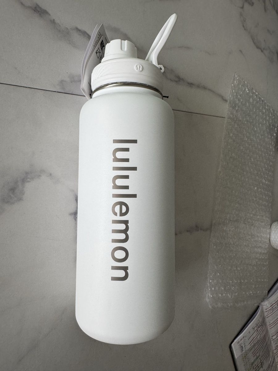 Trinkflaschen & Thermosflaschen: NEUE LULULEMON Trinkflasche weiss 950 ml – Neu und originalverpackt aus Lyss von Kindergarten2015