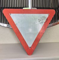 Verkehrsschild / Strassen Schild kein Vortritt