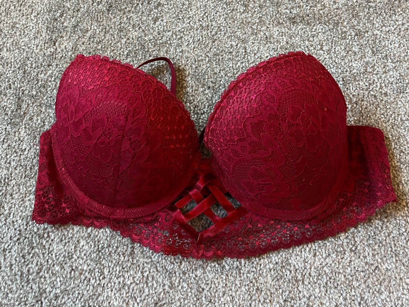 Altra biancheria intima: Bordeaux roter BH mit Spitze, Grösse 85B – Usato da Kriessern venduto da loolah