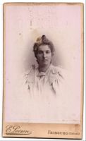 Fotografie E. Lorson, Fribourg, Dame in 