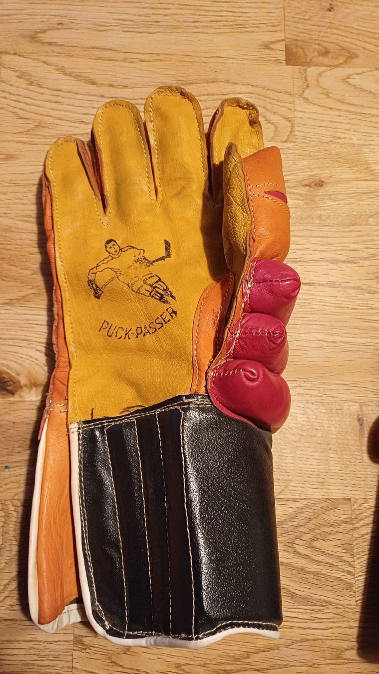 Altri accessori da uomo: Alte Eishockey Handschuhe – Usato da Flawil venduto da Pinkmalibu 3