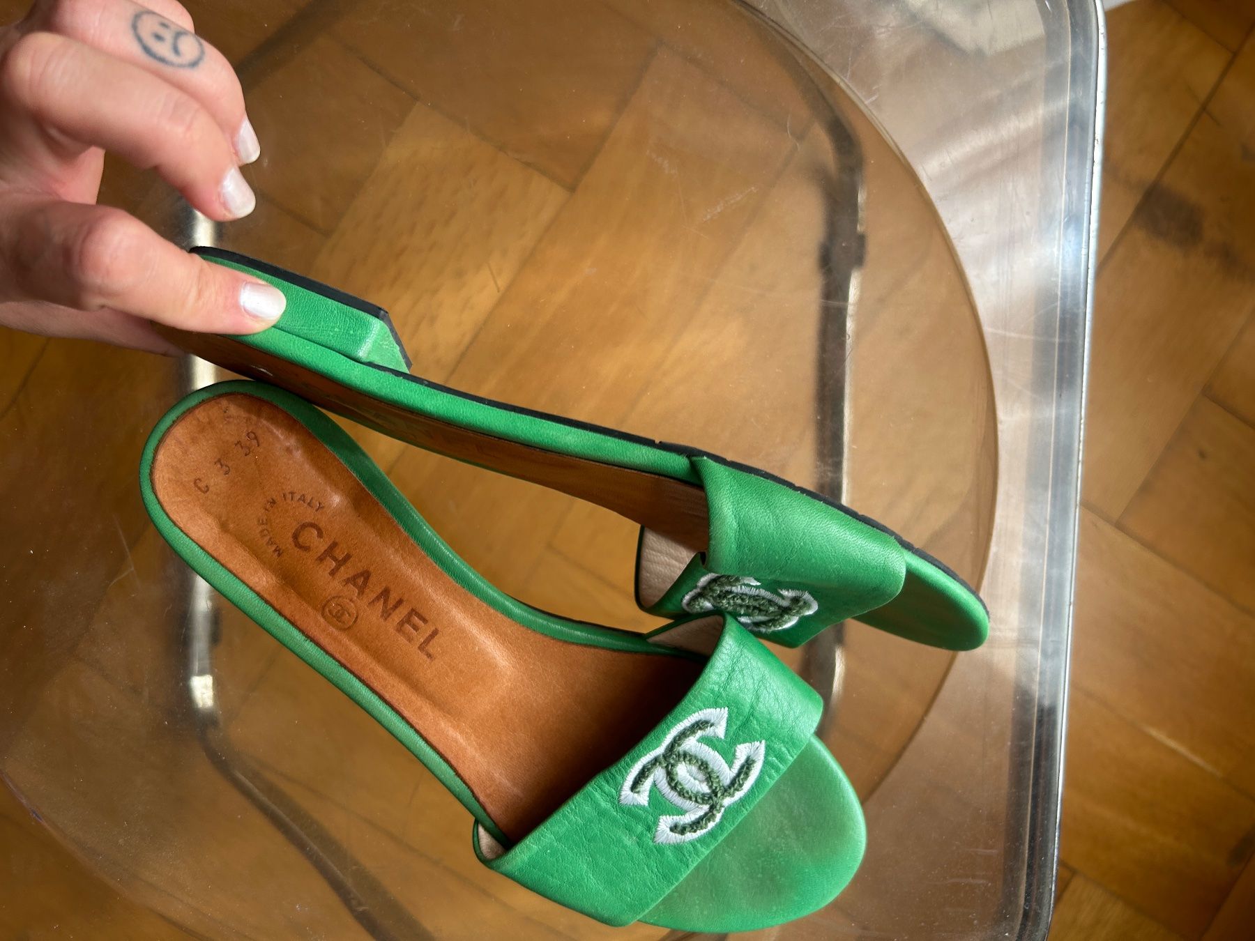 Chanel Scarpe da donna: green vintage chanel slides – Usato da basel venduto da wastedworld 6