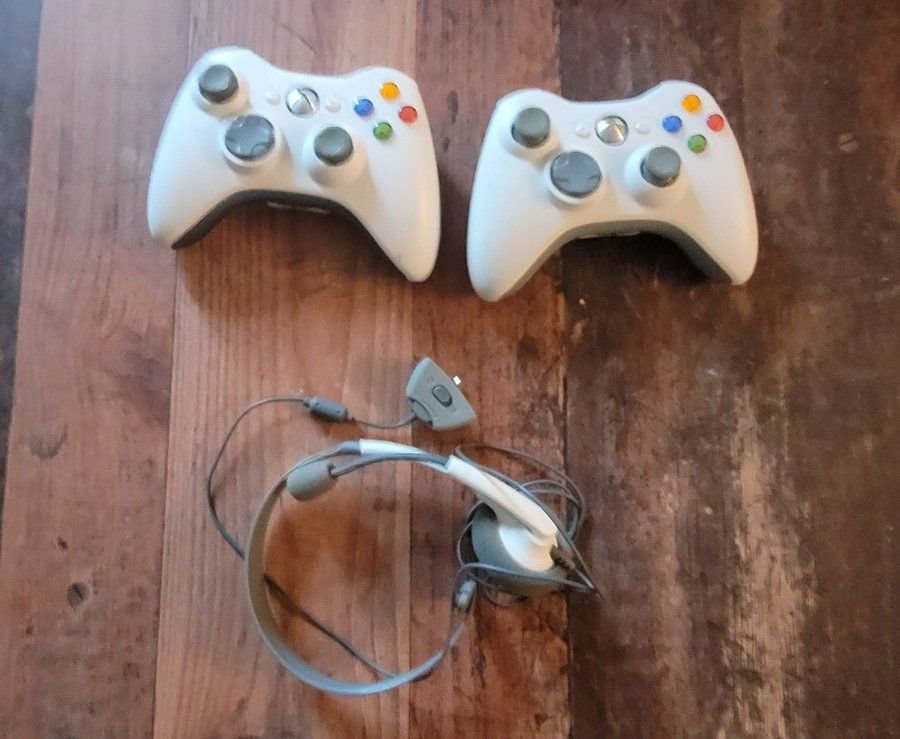 Microsoft Consoles: 2 manettes Xbox 360 Microsoft + casque original – D'occasion à St-Prex par AMPmike
