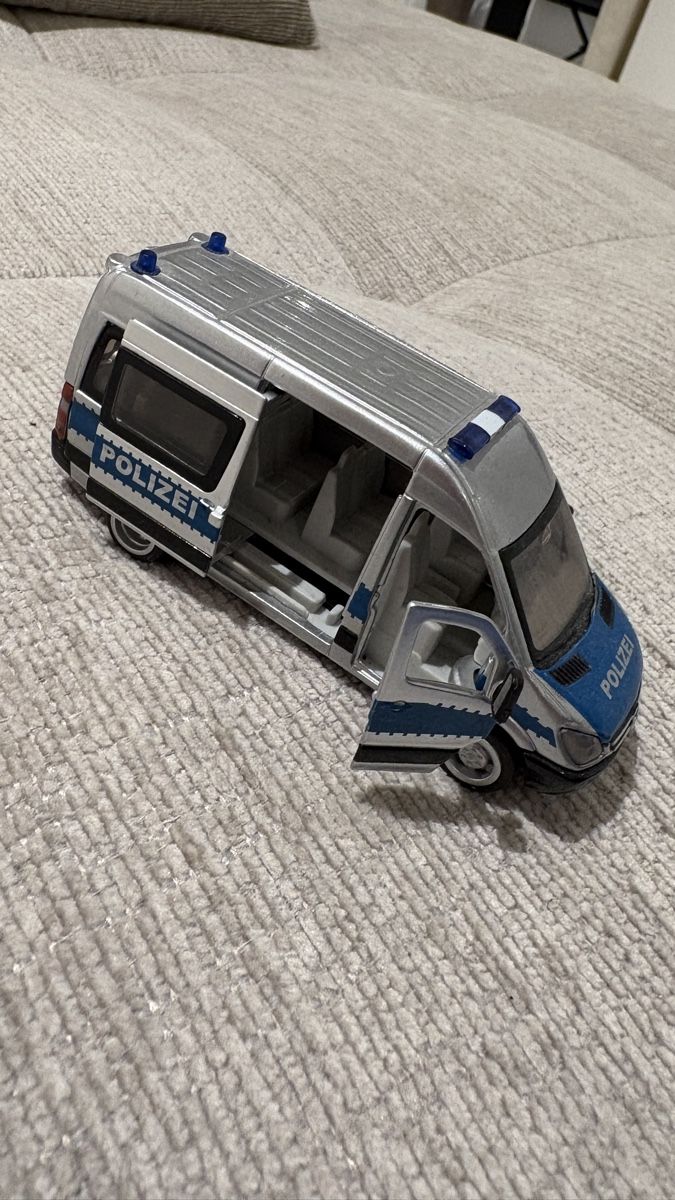 Mercedes-Benz Modellini d'auto: Mercedes Sprinter Polizei Modellauto silber – Usato da Zürich venduto da alivasalli 1