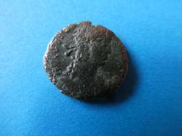 uralte Bronzemünze Kopf nach rechts  15 mm     1.80 g