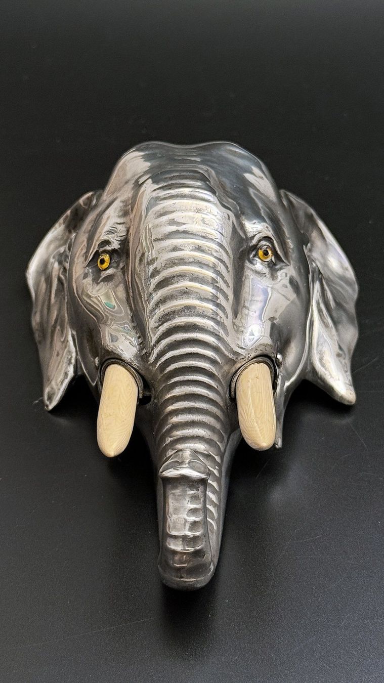 Skulpturen & Statuen: Versilberte Hotel-Rezeption / Ladenklingel mit Elefant – Gebraucht aus Luzern von Eukalyptus 1