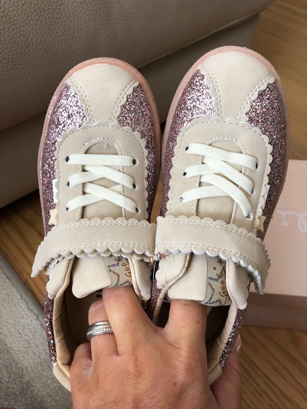 Schuhe für Mädchen: Mädchen Sneaker 32 !!NEU!! – Neu und originalverpackt aus Obfelden von dafae