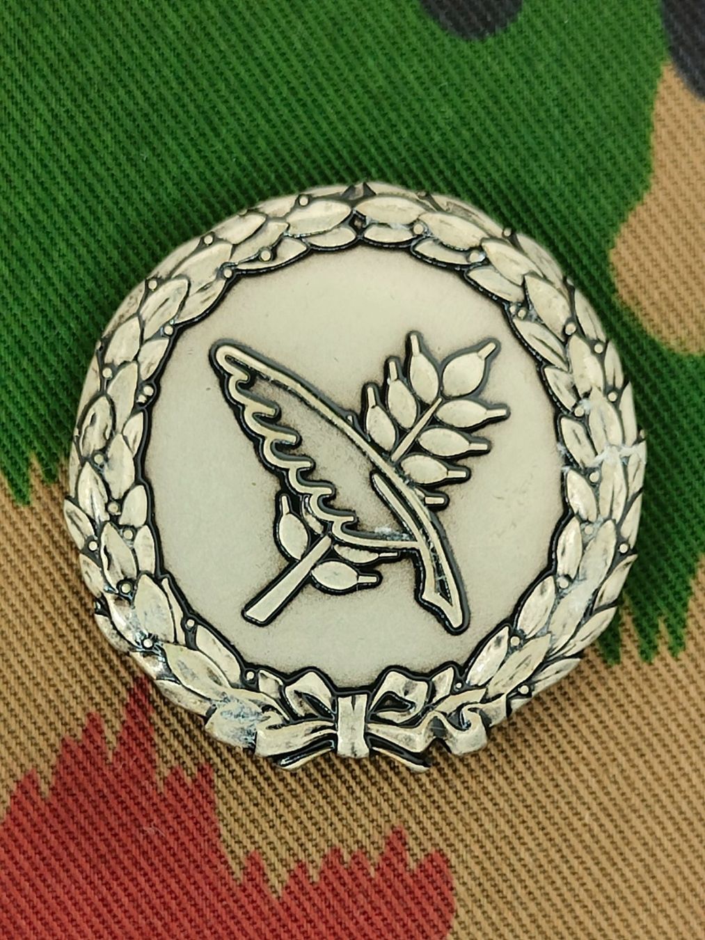 Schweizer Armee Placchette & Badge: Brusttaschenanhänger Emblem Truppenbuchhalter – Usato da Bauma venduto da SwissMilitaria