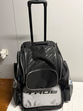 Eishockeytasche von True mit Rollen und als Rucksack tragbar