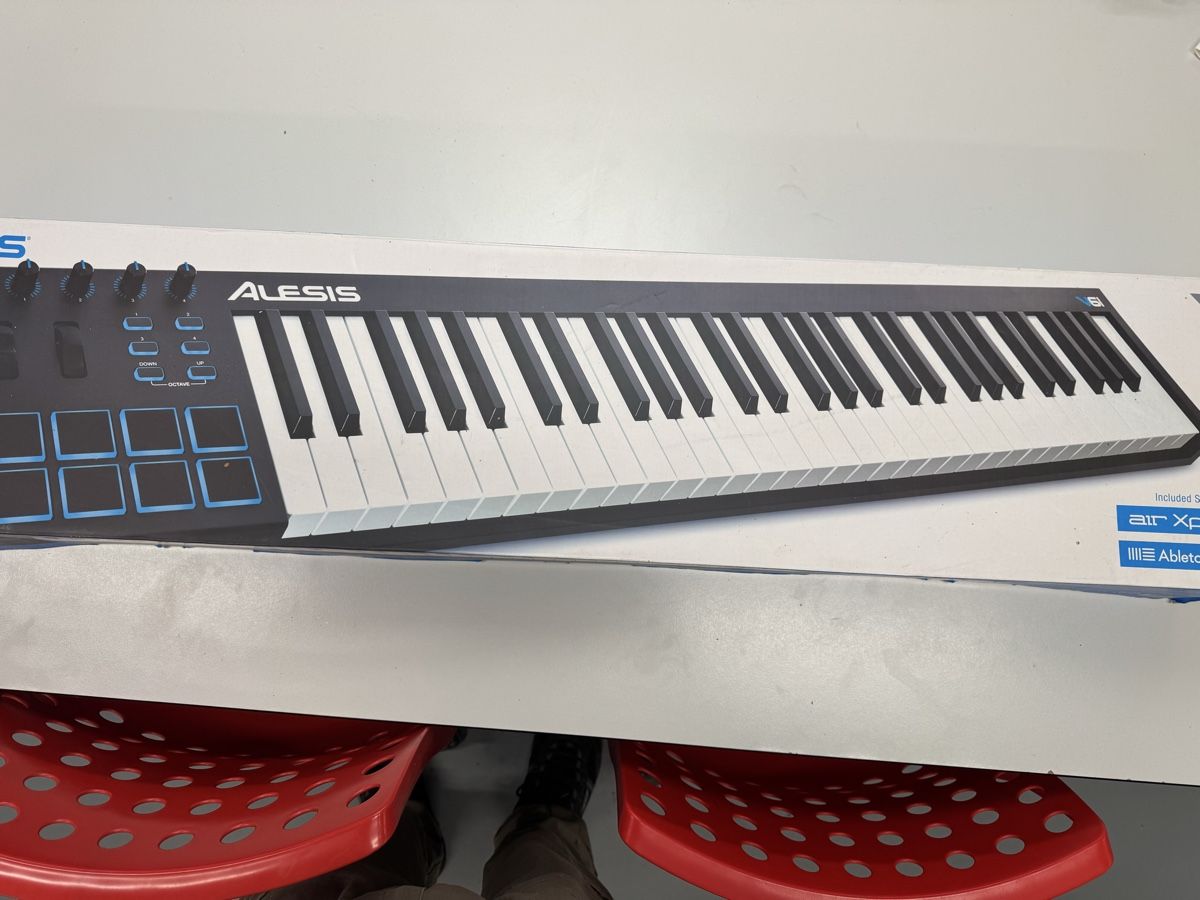Alesis Instruments de musique: Alesis V49 MIDI Keyboard Controller – D'occasion à Dietlikon par admin77