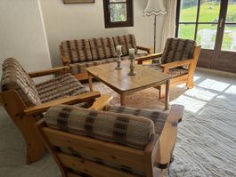 Wohnzimmergarnitur Holz mit Stoffbezug kariert gebraucht