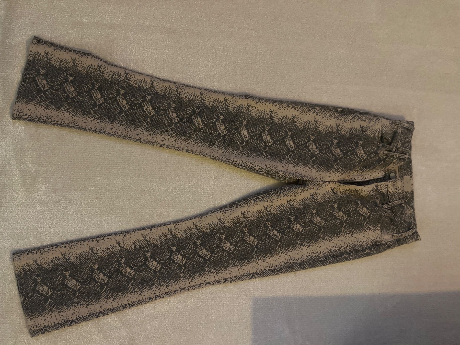 Jeans: Jeans mit Schlangenmuster beige schwarz – D'occasion à Berikon par aid_bc7h