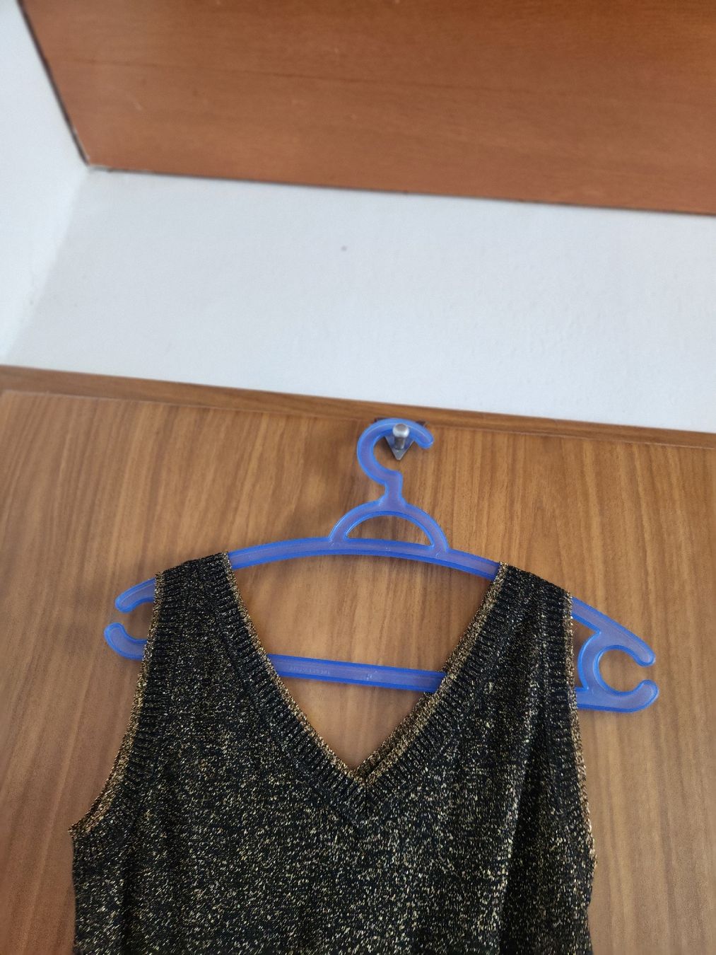 Tops: Haut noir et doré à paillettes, taille S – Gebraucht aus Niedergösgen von Eva2410 2