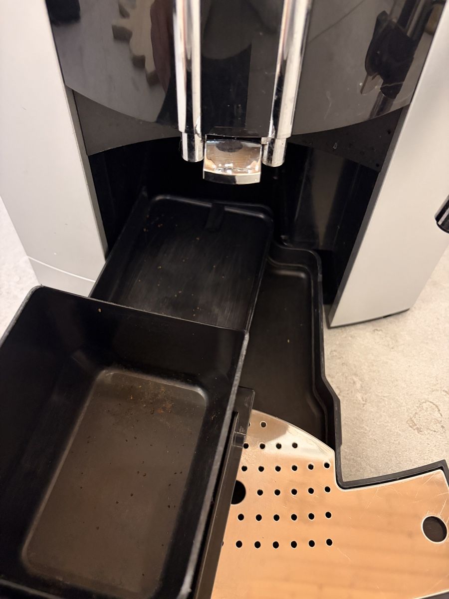 Jura Macchine per caffè & Macchine per espresso: Jura Kaffeemaschine  – Usato da Fehren venduto da van_pjt6 3