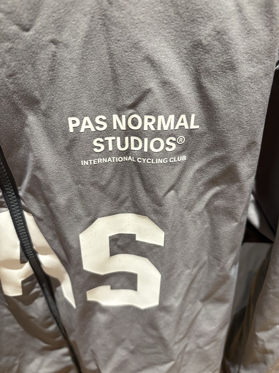 Pas Normal Studios Giacche: Radjacke PAS NORMAL STUDIOS grau Grösse L guter Zustand – Nuovo (secondo la descrizione) da Obersaxen venduto da ben_2cdp 1