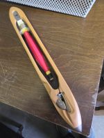 Weberei Schiffchen mit Garn rot guter Zustand