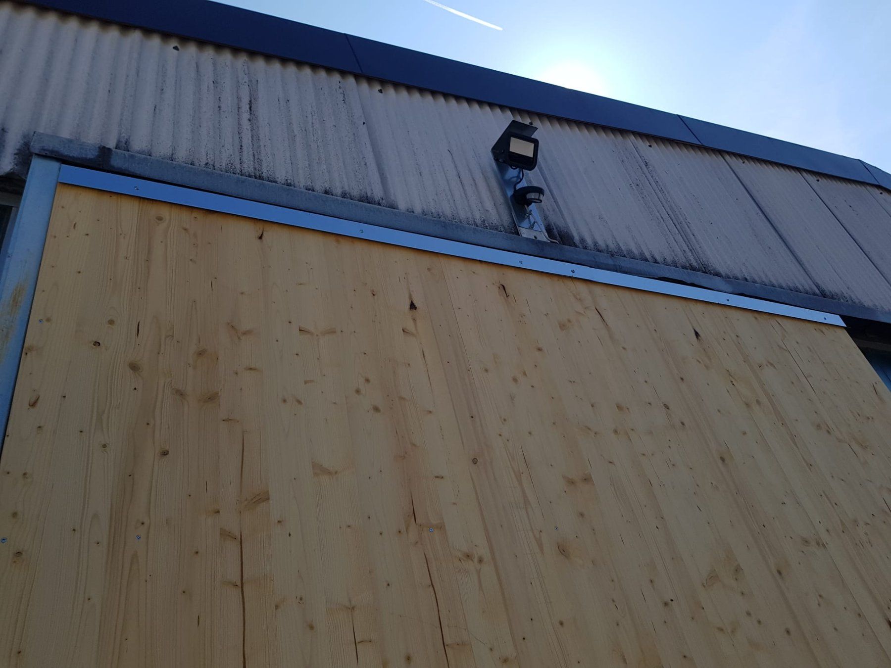 Porte: Holztor mit Rollen Höhe 3.8 Meter / Breite 3.66 Meter – Usato da Zug venduto da Qayqay0 7