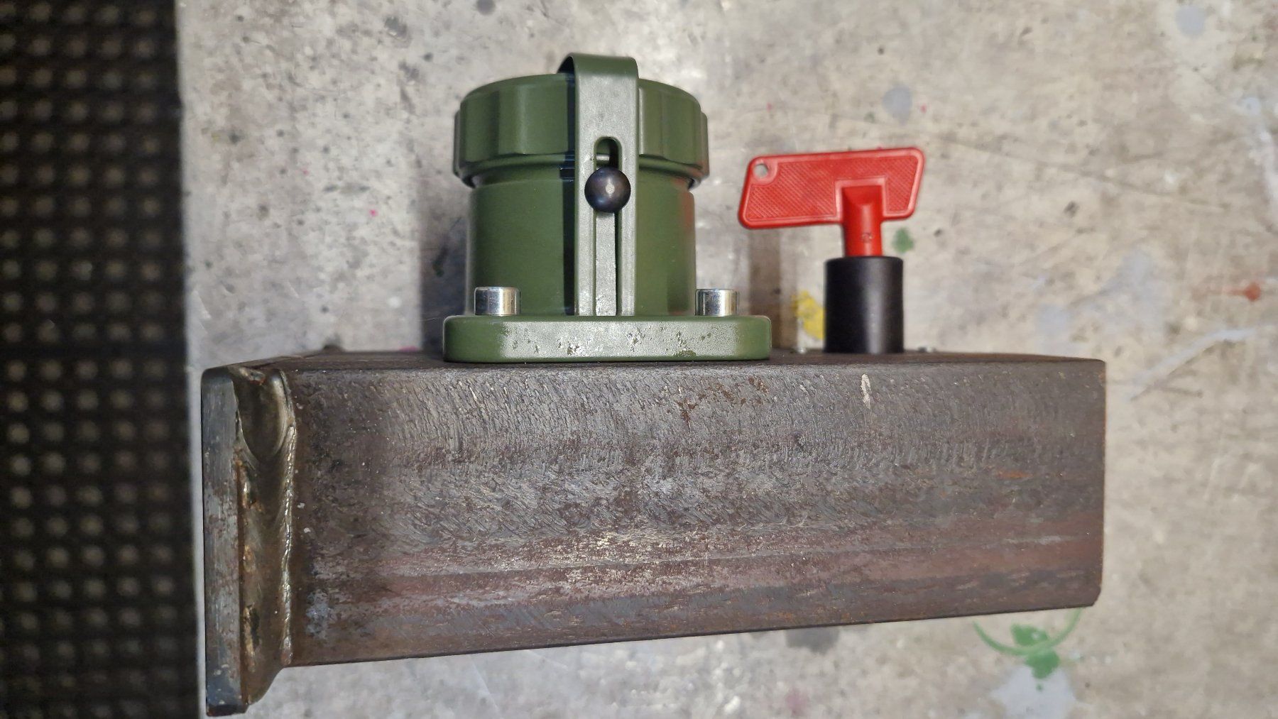 Spine: Nato-Steckdose + Trennschalter – Usato da Dübendorf venduto da 402765513 3