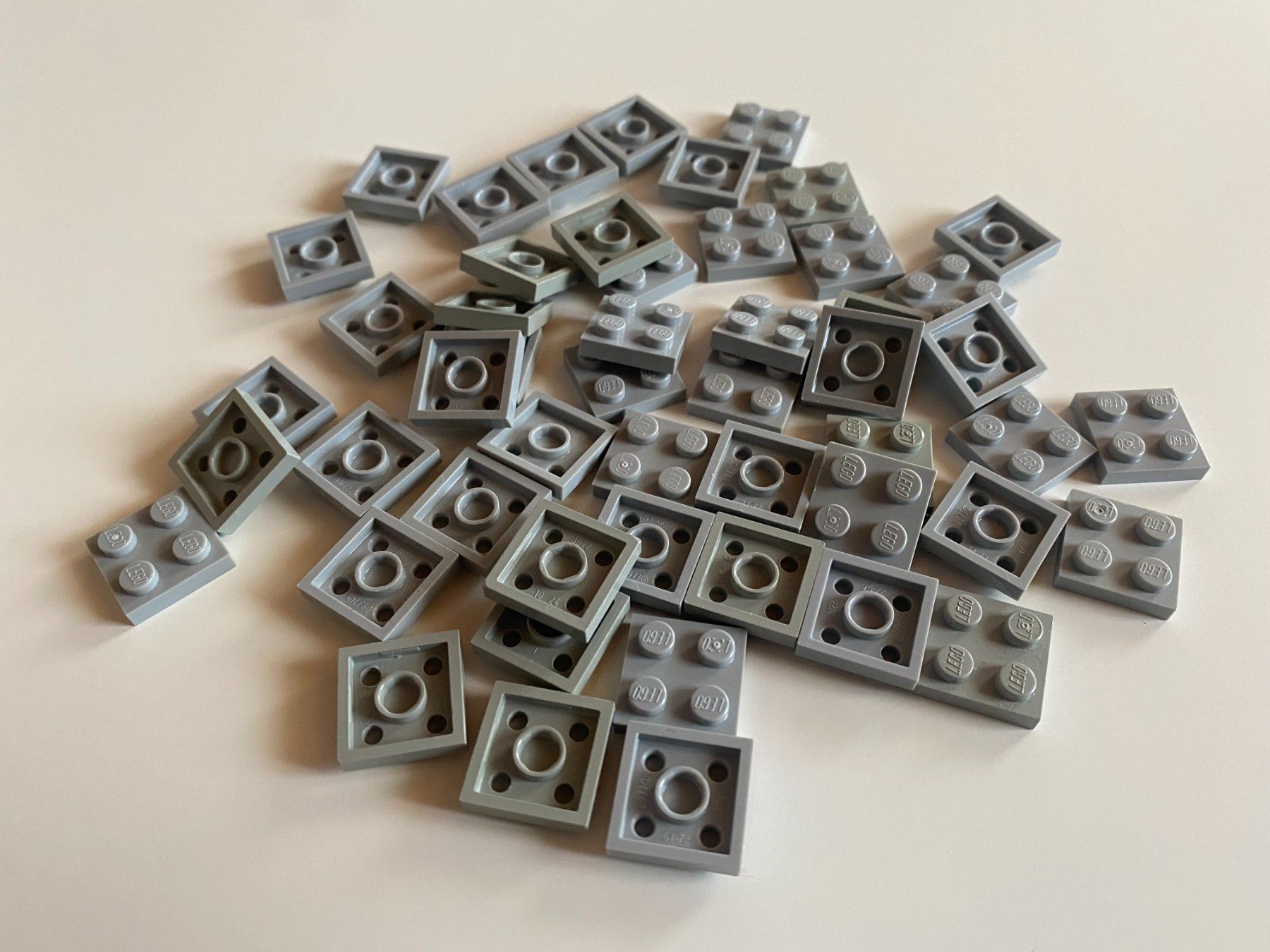 Lego Spielzeuge: LEGO - 50 - GRAUE - PLÄTTLI - 2X2 – Gebraucht aus Gelterkinden von ajdt4