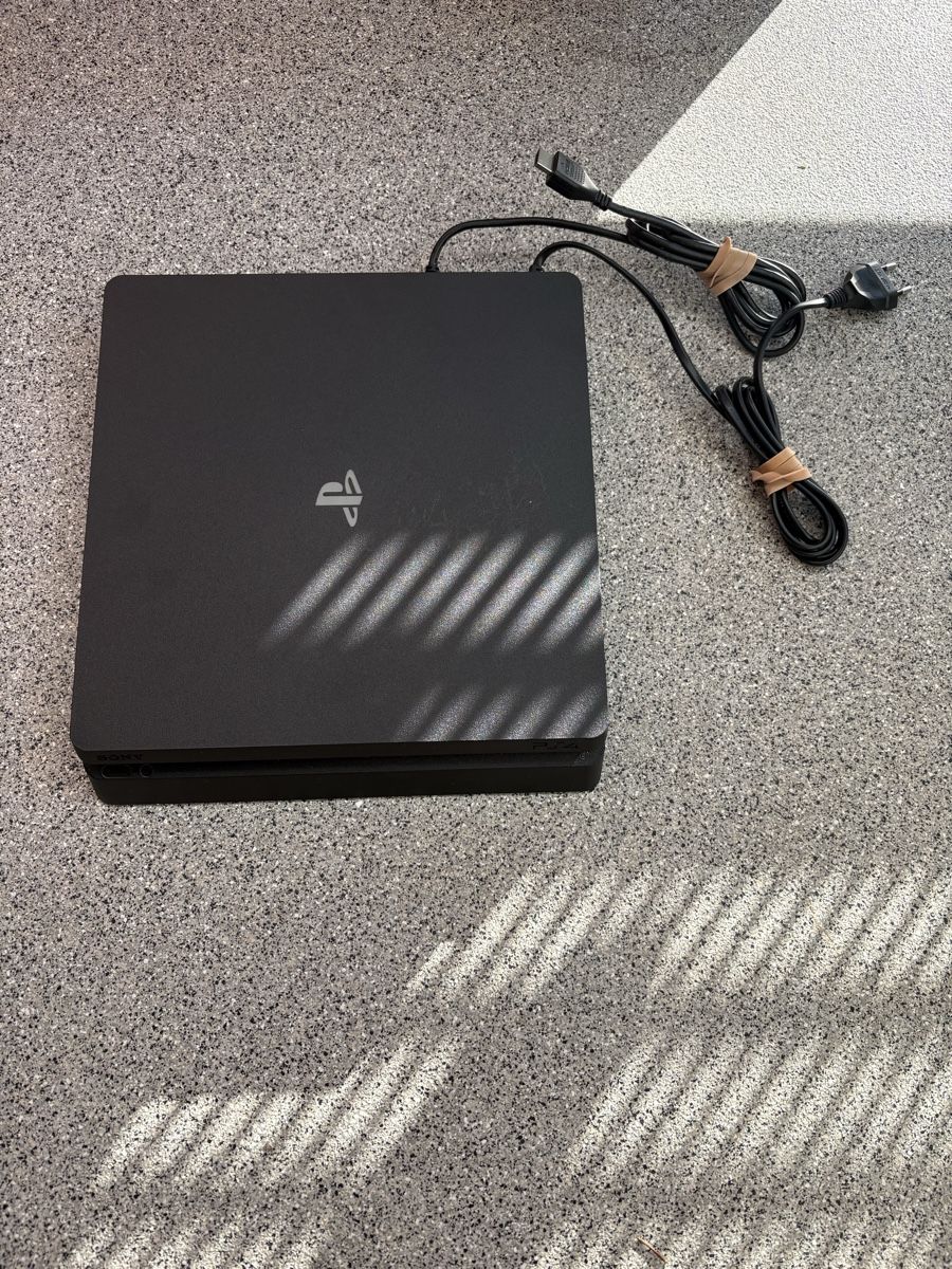 Sony Konsolen: Sony PlayStation 4 Slim PS4 inkl. 2 Controller – Gebraucht aus Brügg BE von yan_6rzp