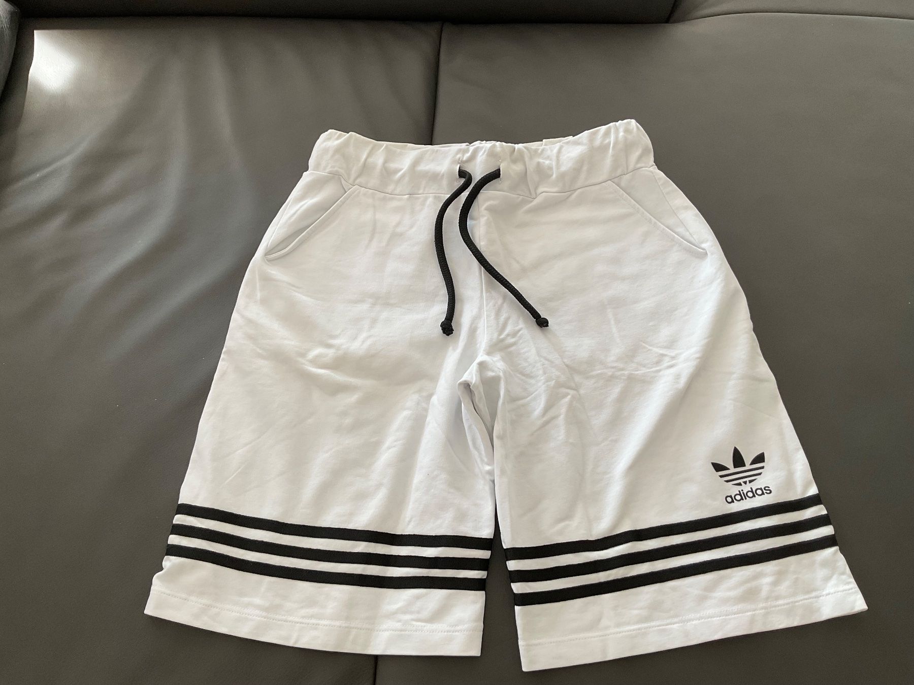 Adidas Pantaloni: Freizeitshorts weiss Adidas – Usato da Horw venduto da Benny017