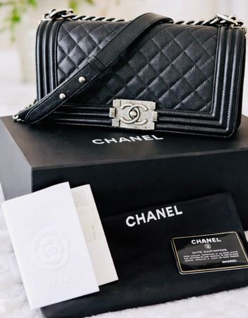 CHANEL Boy 25 cm – Cuir caviar – Full Set – Très bon état