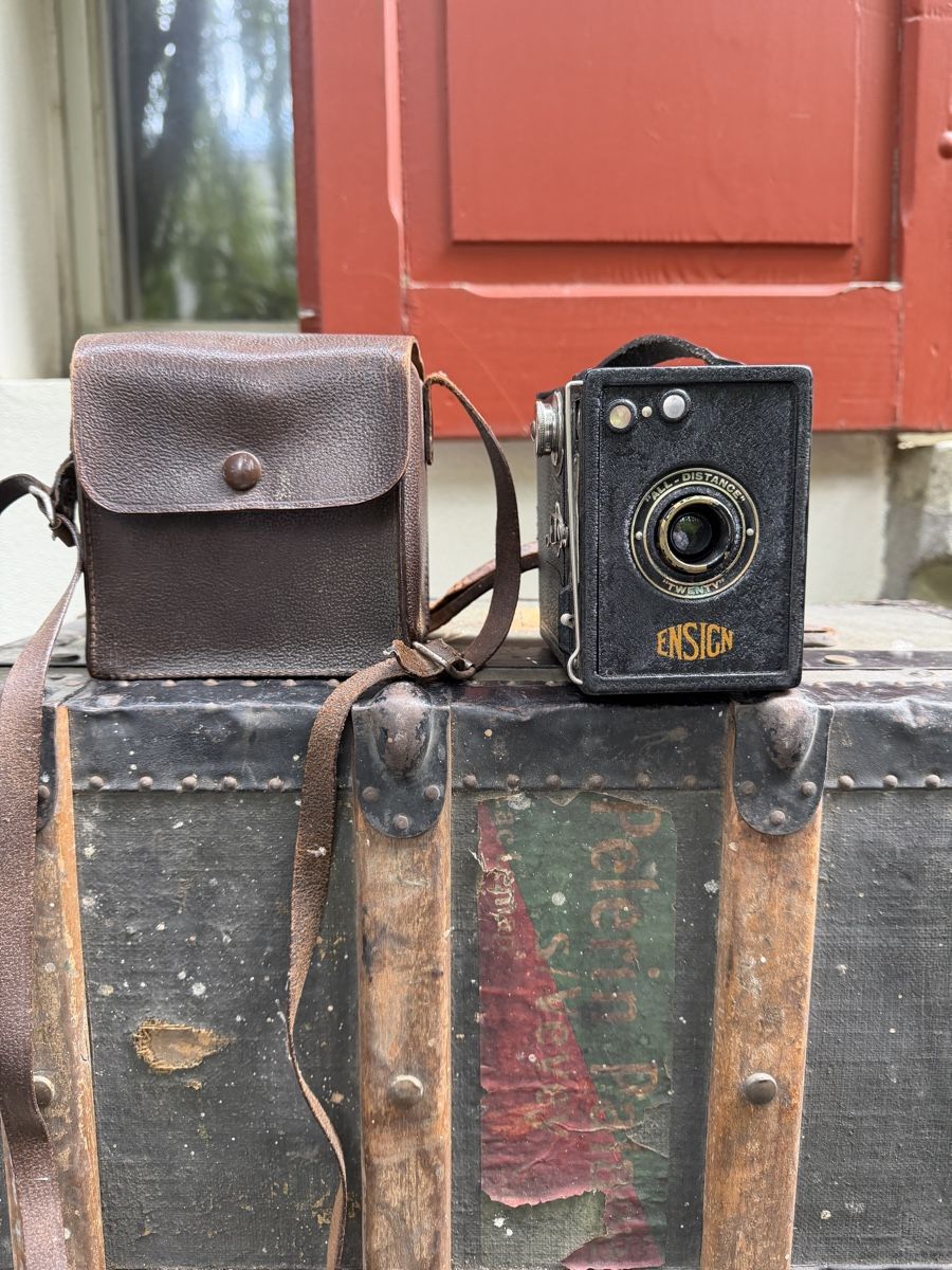 Fotocamera: Ensign Twenty Box Kamera, mit Tasche! – Usato da Bern venduto da Amylee1999