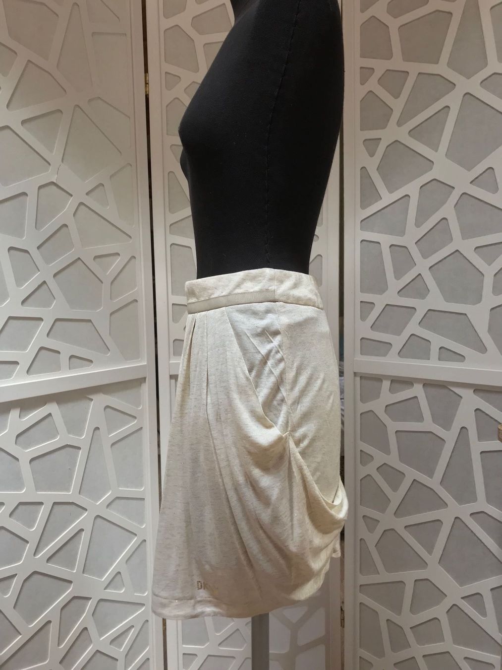 DKNY Kleider & Röcke: Belle jupe beige 'DKNY'. Taille 14ans – Neu (gemäss Beschreibung) aus Grund b. Gstaad von PlageNeige 2