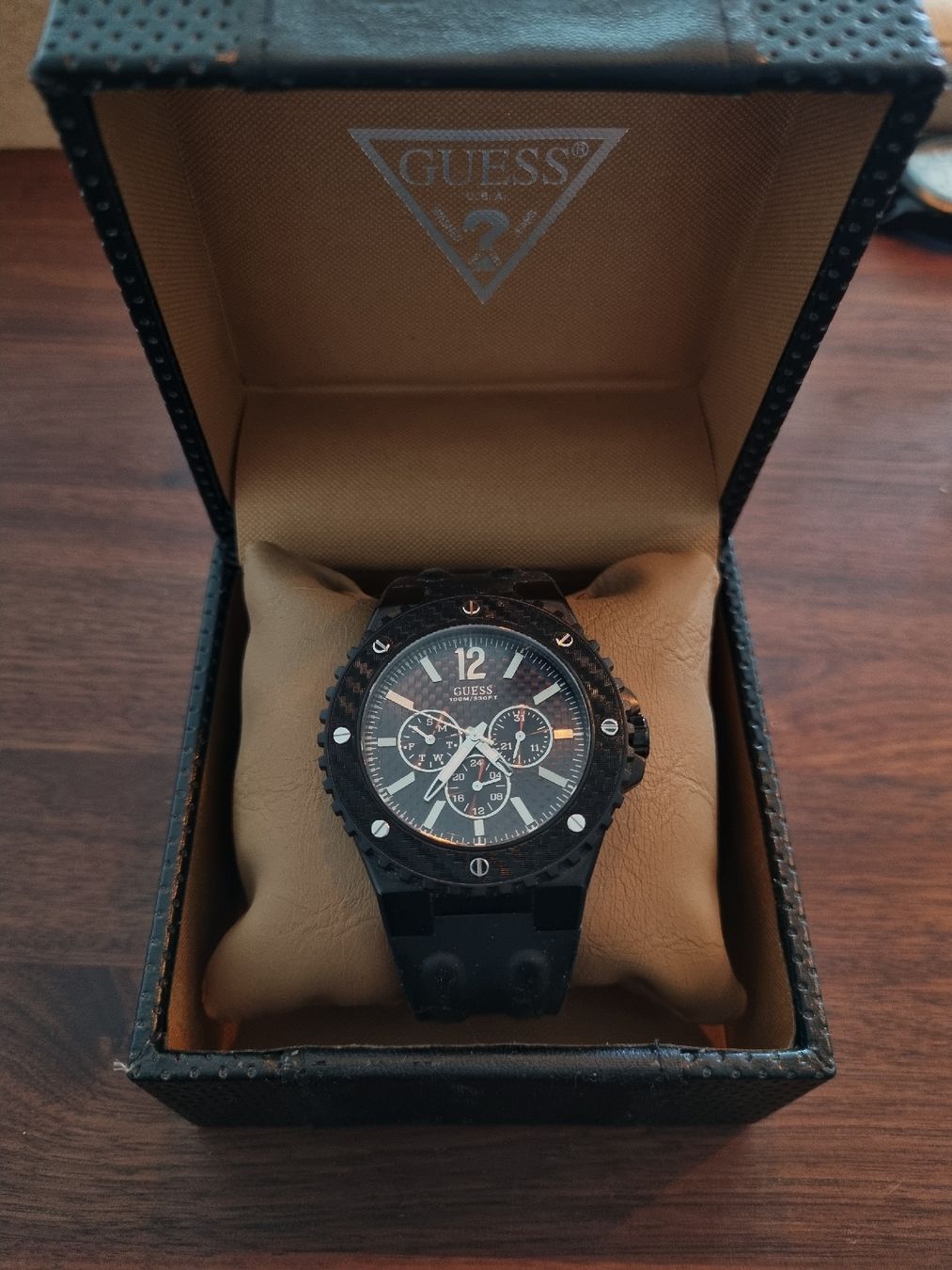 Guess Uhren: Guess Uhr Schwarz Carbon – Gebraucht aus Bülach von cf96