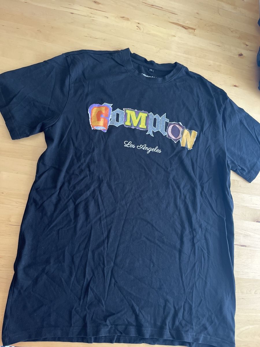 T-Shirts: Schwarzes Compton T-Shirt, Upscale Studios, Gr. XL – Neu (gemäss Beschreibung) aus neuenhof von cocoros 1