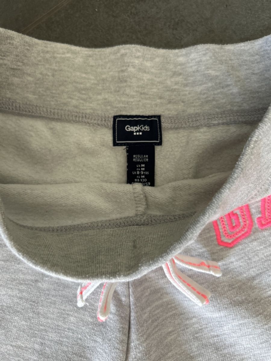 Gap Pantaloni: Jolis shorts gris GAP 8-9 ans – Usato da Yens venduto da Chriis 1