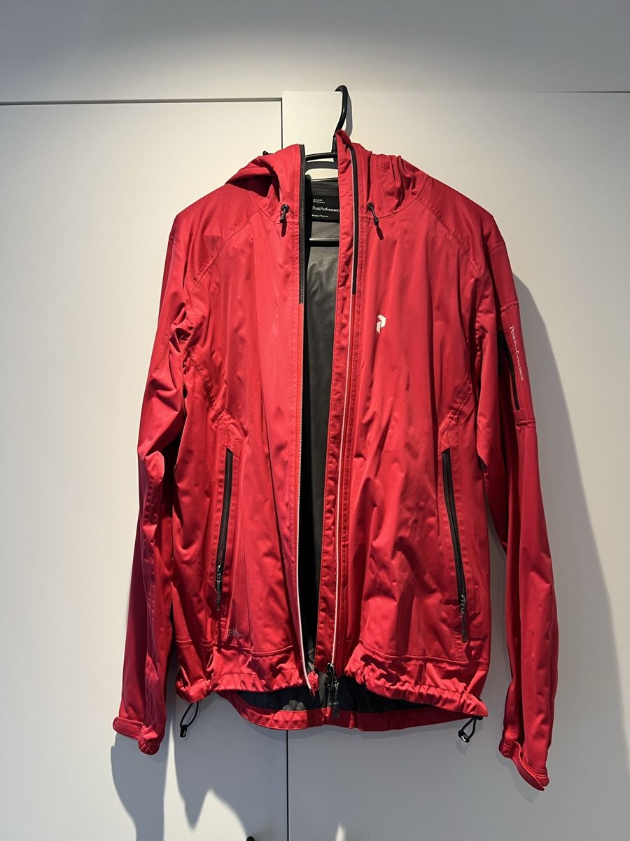 Peak Performance Vestes: Rote Peak Performance Regenjacke Grösse L – D'occasion à Linthal par livia.freitag