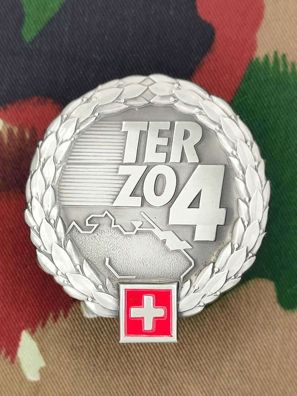 Schweizer Armee Placchette & Badge: Béretemblem Territorialzone 4, Variante 2, neu – Nuovo (secondo la descrizione) da Bauma venduto da SwissMilitaria