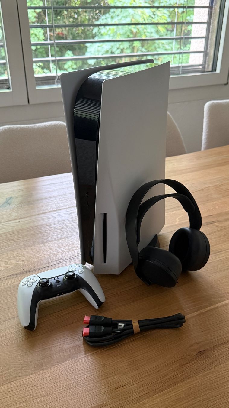 Sony Konsolen: PlayStation 5 Disc Edition + Pulse 3D Headset + Controller – Gebraucht aus Liestal von lea_q997