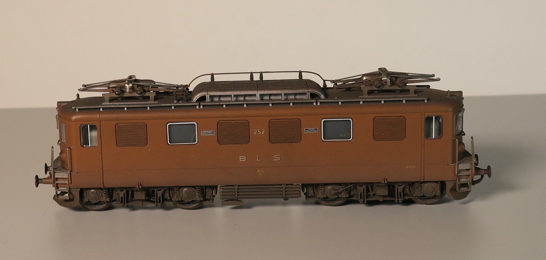 Roco Modelleisenbahnen: Roco 69883 BLS Ae 4/4 252, hellbraun, gealtert, WS – Gebraucht aus Bern von Bantiger2000 3