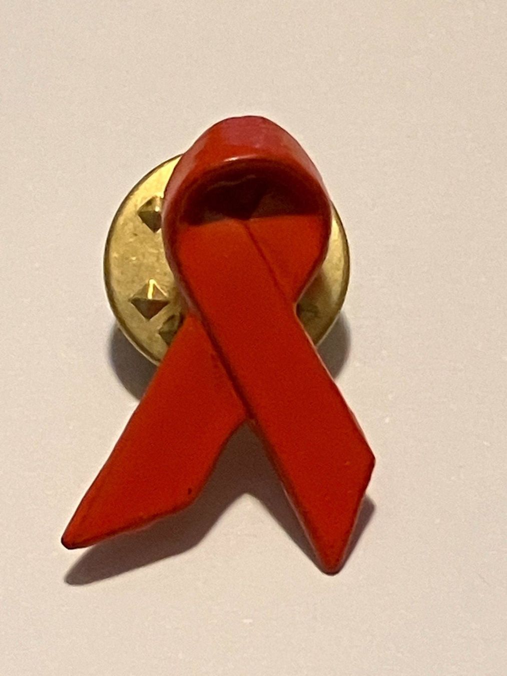 Plaketten & Abzeichen: 1 Pin Aids Schleife – Gebraucht aus Basel von djwwpp